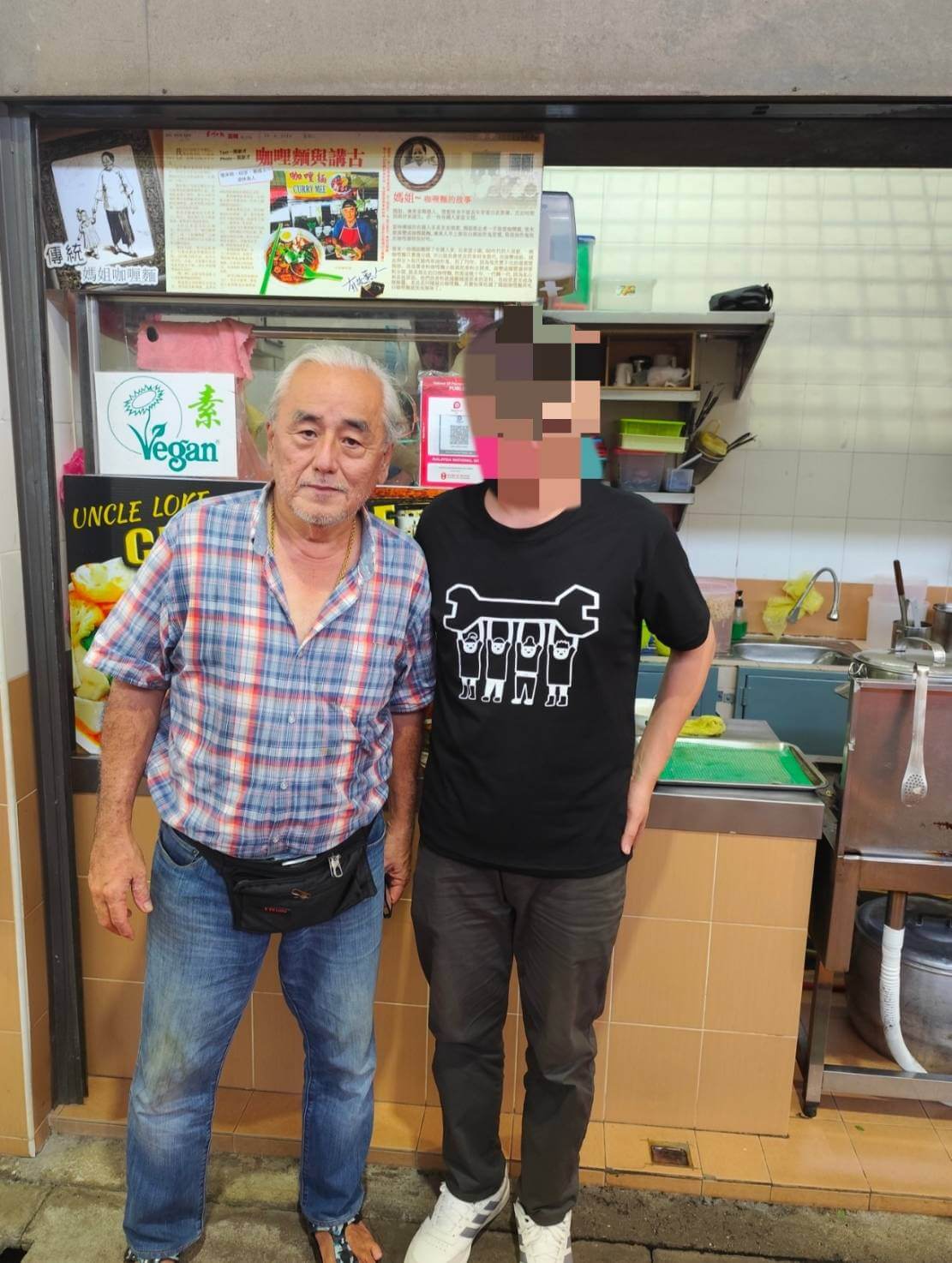 檳城咖哩麵神人六叔與身穿挺基隆罷樑 T-shirt 的我😆,六叔是已故的施明德鐵粉,其素食咖哩麵真是絕品美味,跪推