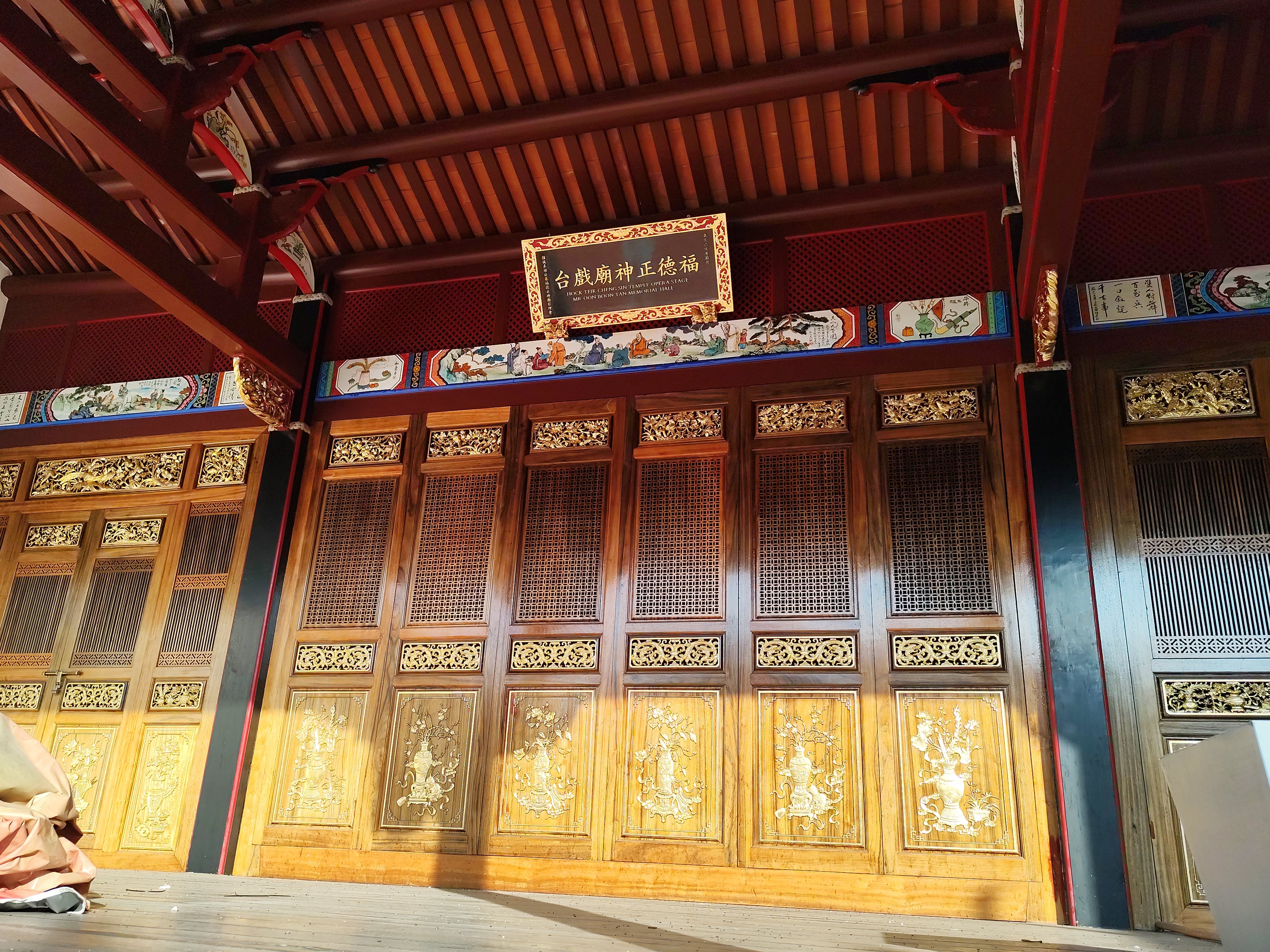 建德堂(大伯公廟)內有一座金碧輝煌的酬神戲台