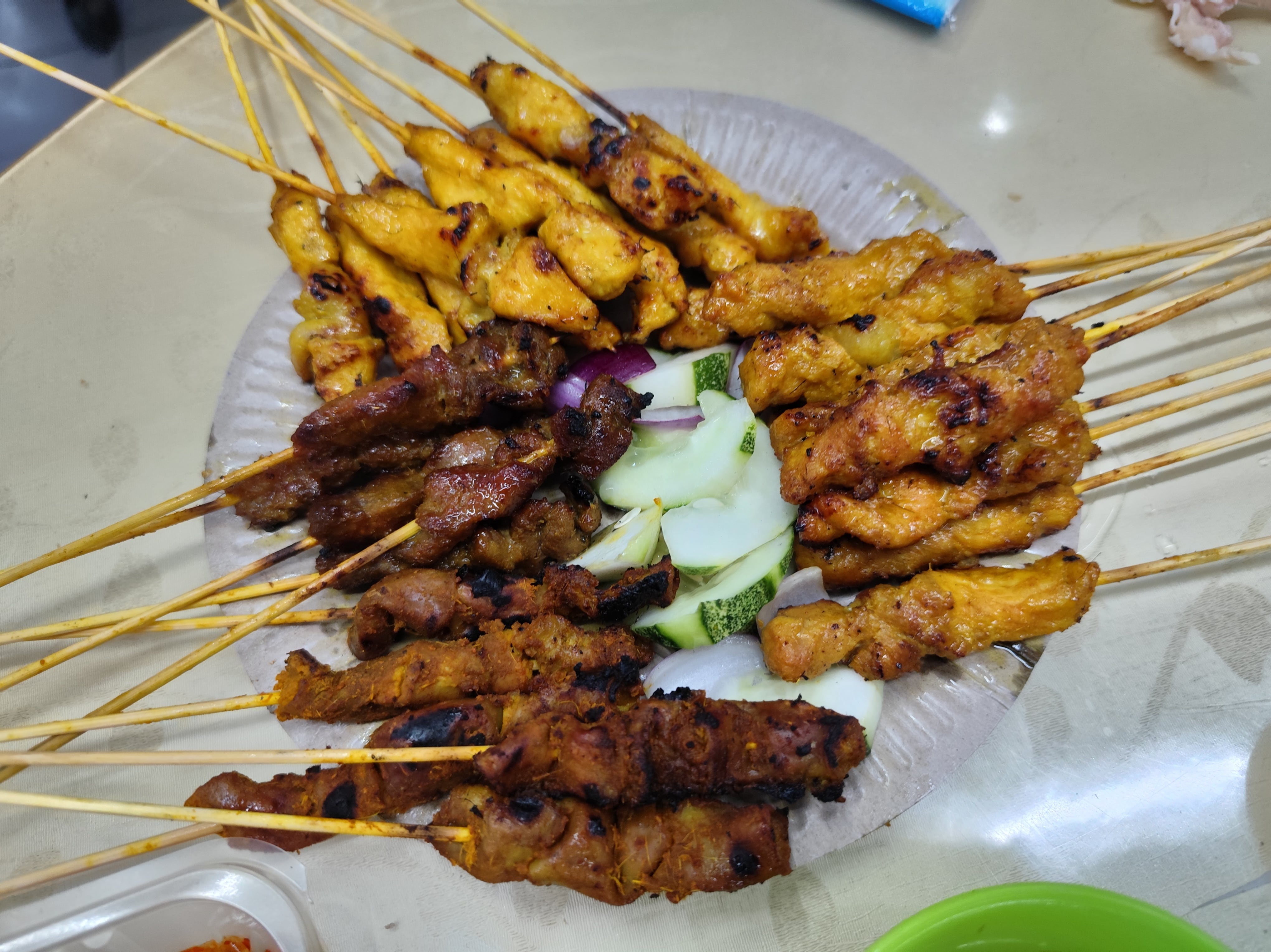 沙嗲也是不能錯過的美食，個人喜歡找沒賣豬肉沙爹的馬來人攤子，醬汁較醇厚