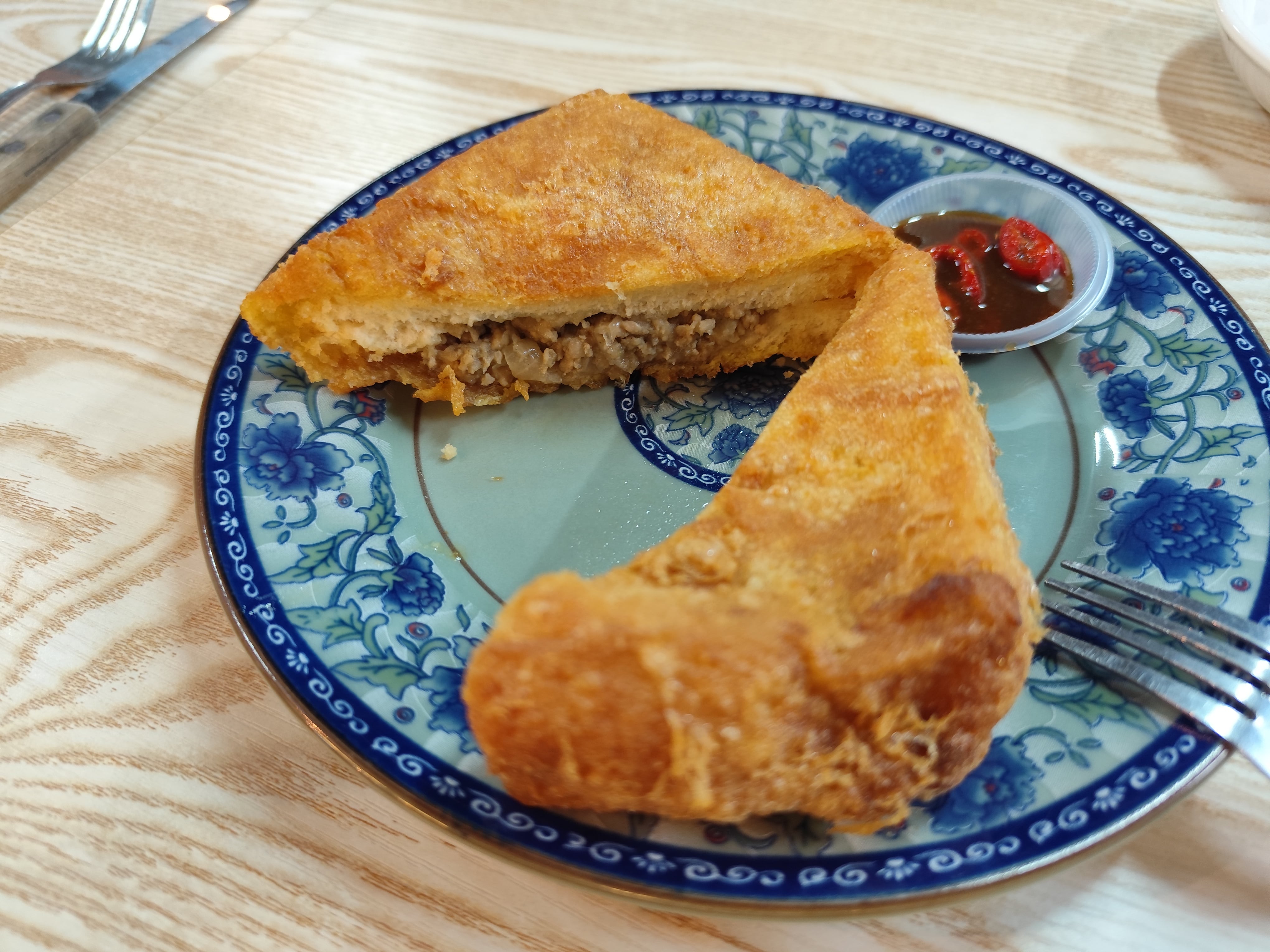 roti babi 或海南雞排、豬排，習慣搭配 李派林( Lea and Perrins )的伍斯特醬，你覺得看起來像不像台南棺材板呢