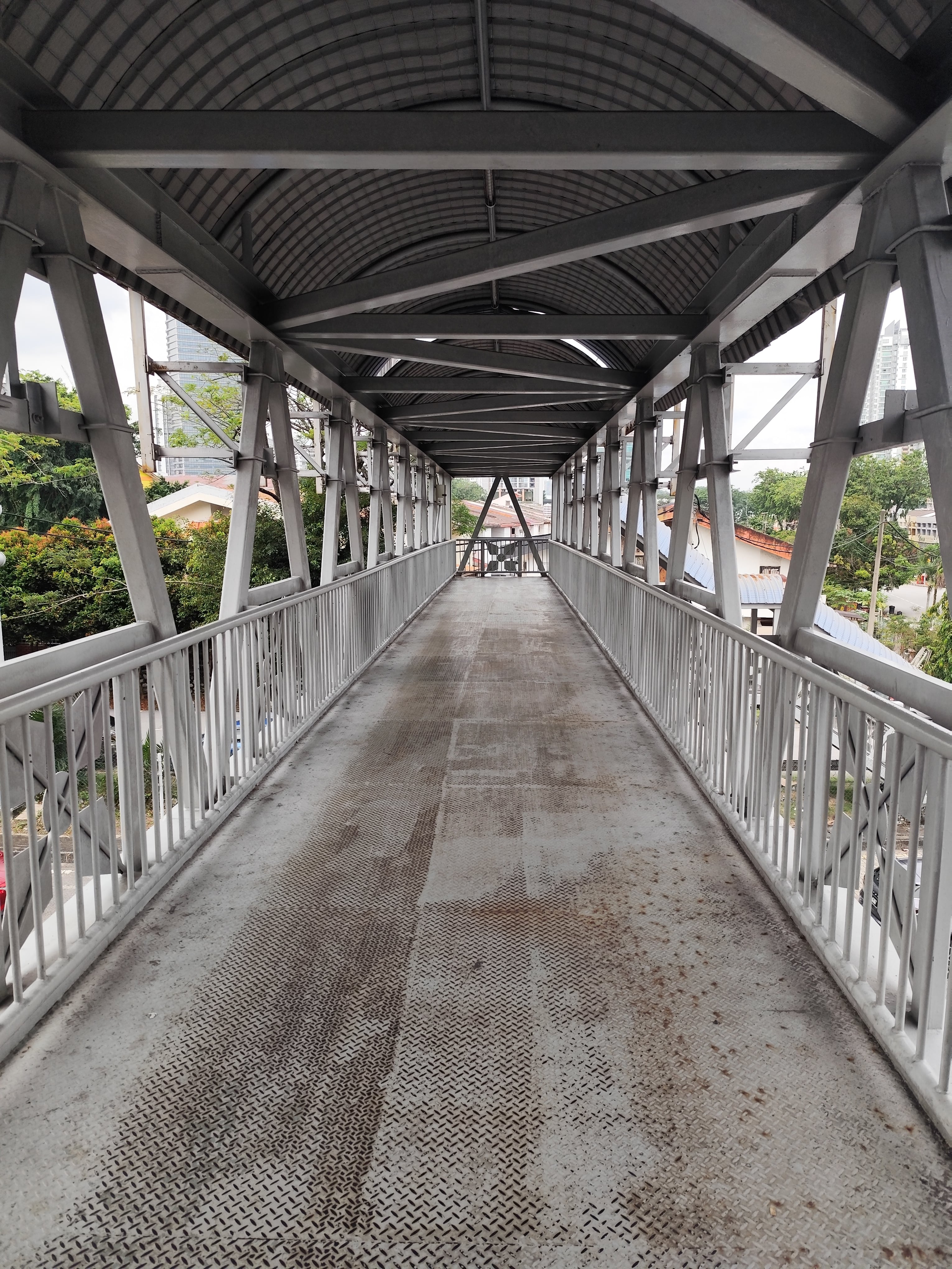 連結高速公路兩端的空橋(我當時莫名一直想到新竹關埔的那群北七)