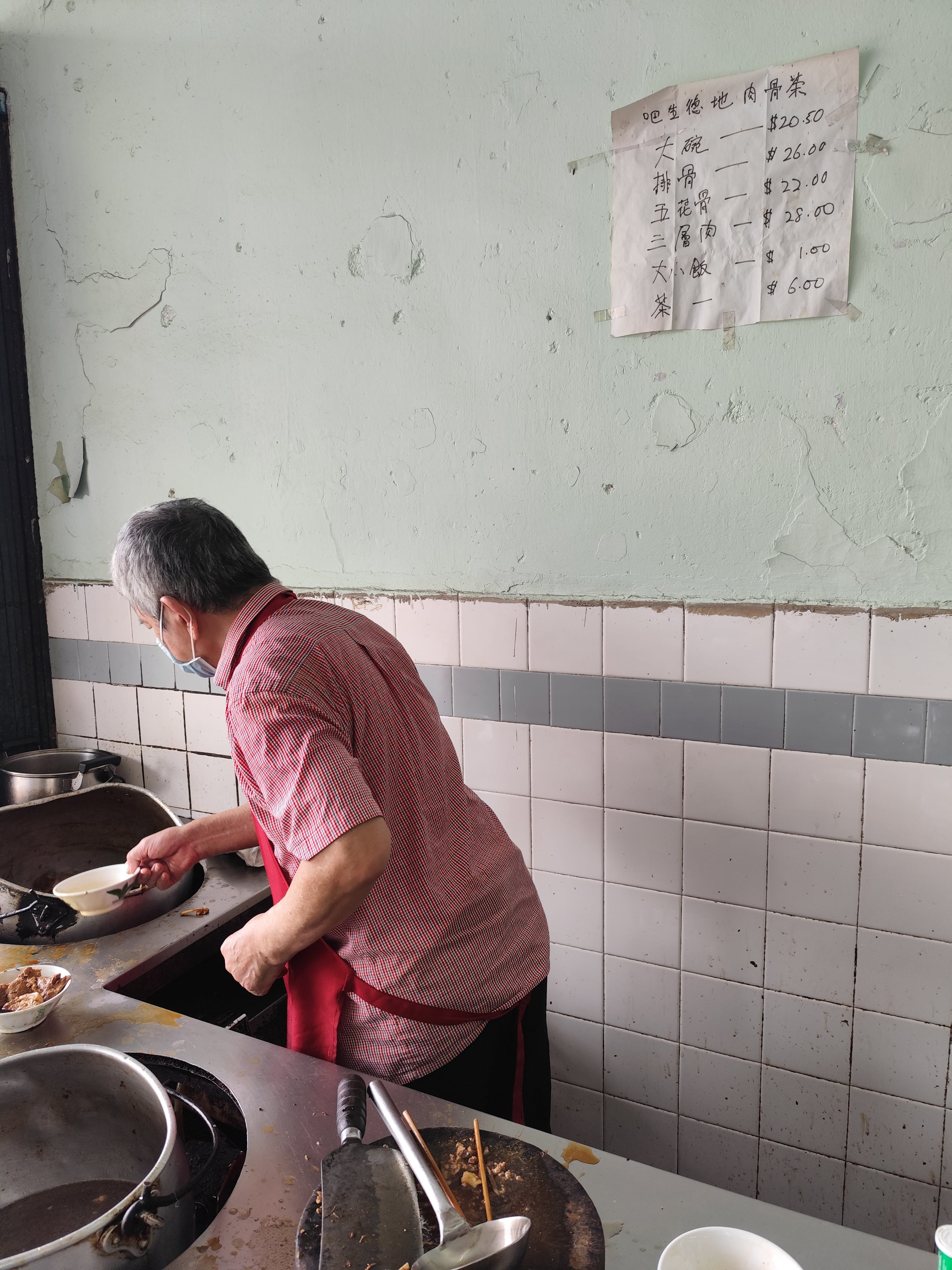 牆上很舊的手寫菜單，建議台灣朋友點五花骨或三層肉 會比較接近多數人喜好的豬肉口味