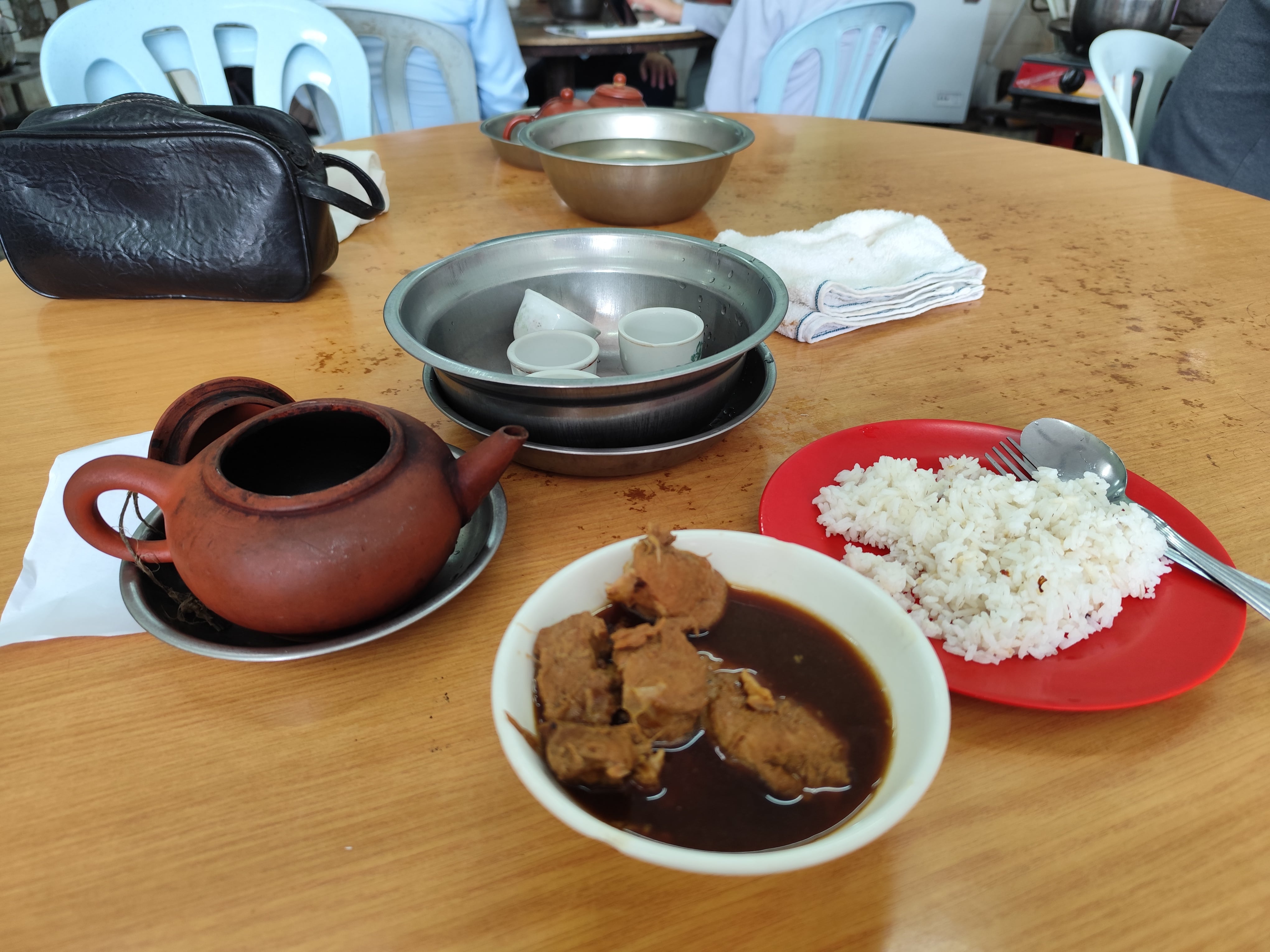 慢慢吃肉骨湯 一邊喝著茶 偷聽鄰桌長輩的對話，發現他們也在偷偷打量我